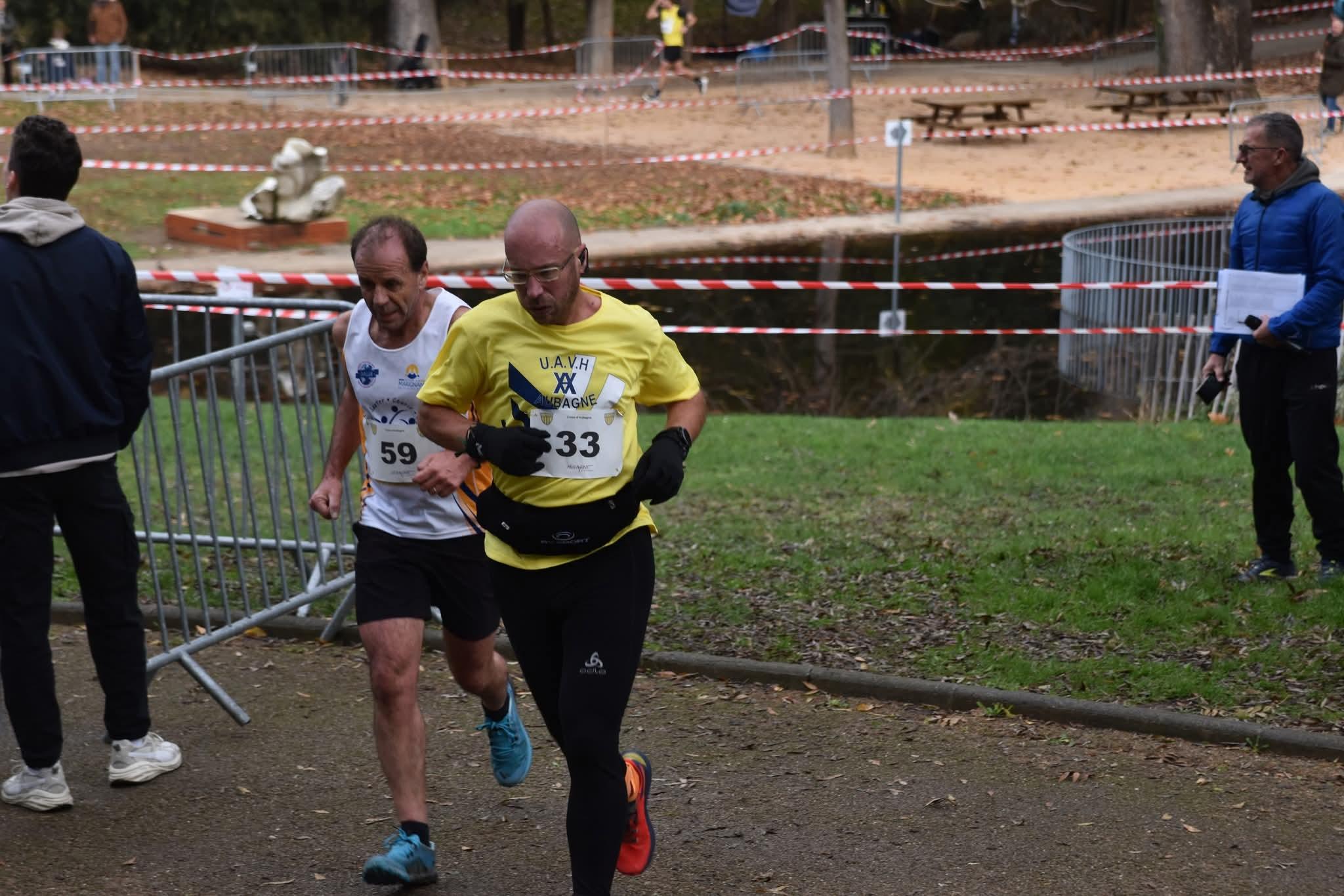 Coureur UAVH Aubagne en action sur un sentier de trail