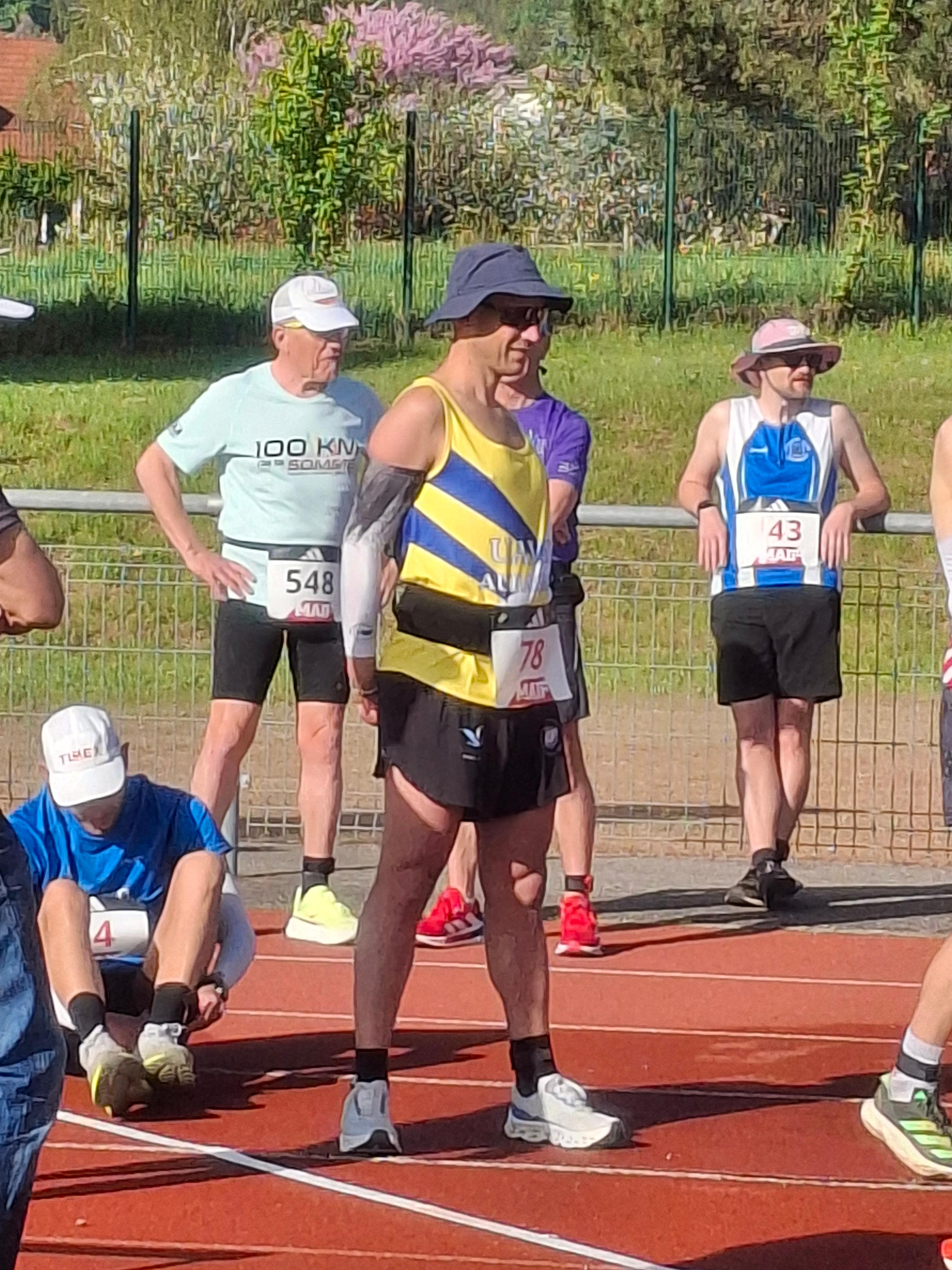 Athlètes sur une piste d'athlétisme lors d'une compétition