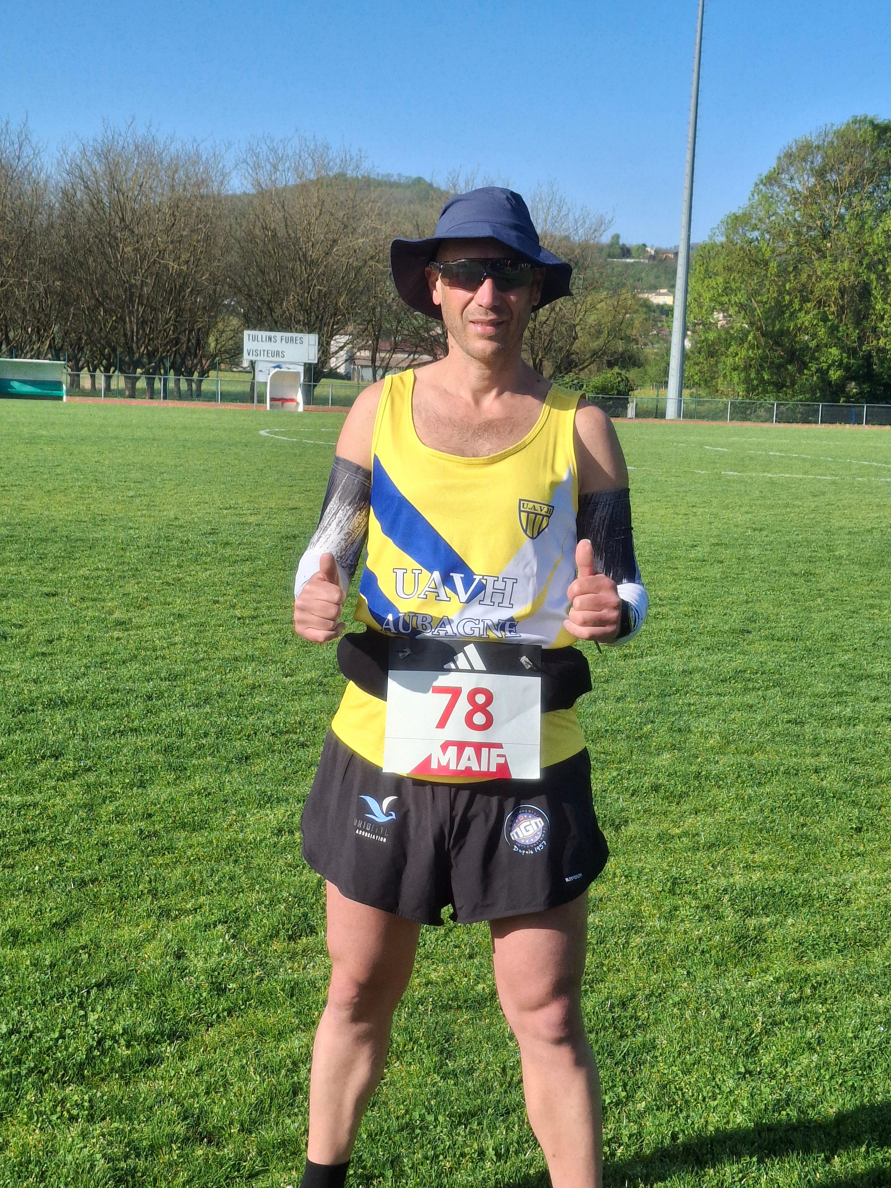 Coureur UAVH Aubagne avec le dossard 78 sur un terrain de sport